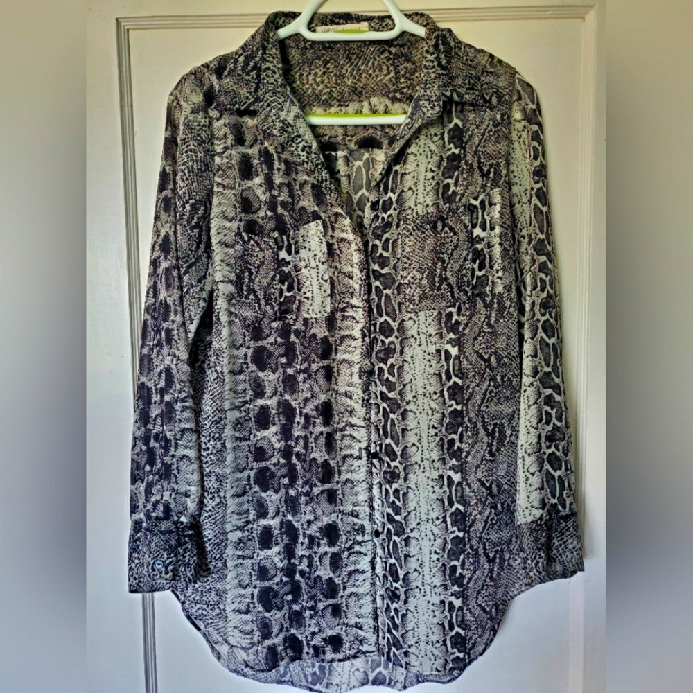 Beautiful Snakeskin Print Button Up Blouse💕